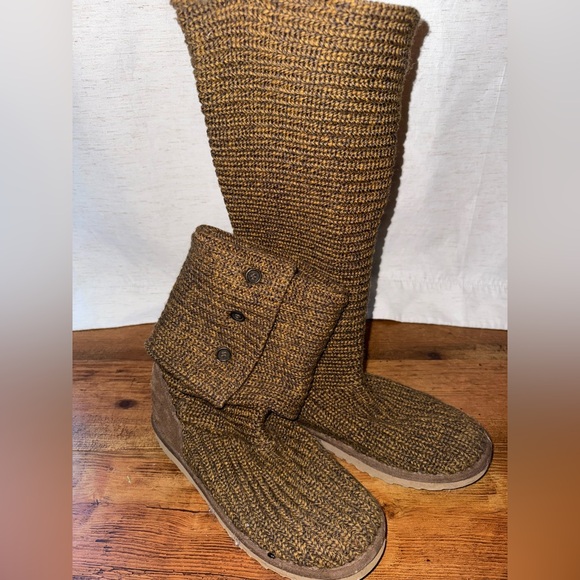 UGG Women's Classic Cardy Winter Boot - Picture 2 of 5